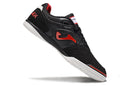 Chuteira de futsal Joma Top Flex Rebound na cor preta com detalhes em vermelho.