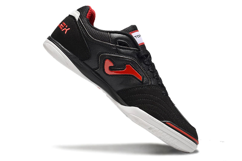 Chuteira de futsal Joma Top Flex Rebound na cor preta com detalhes em vermelho.