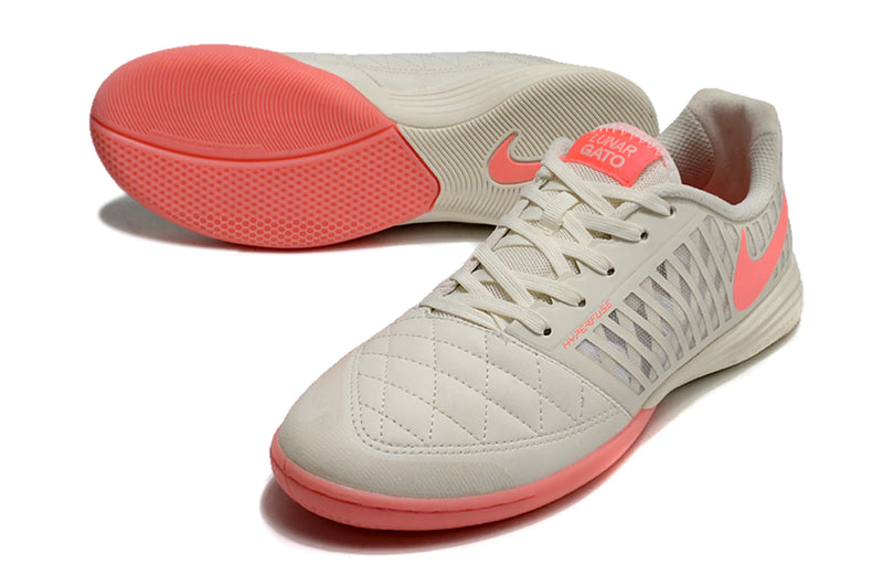 Chuteira Futsal Nike Lunar Gato II em tom claro com detalhes em rosa