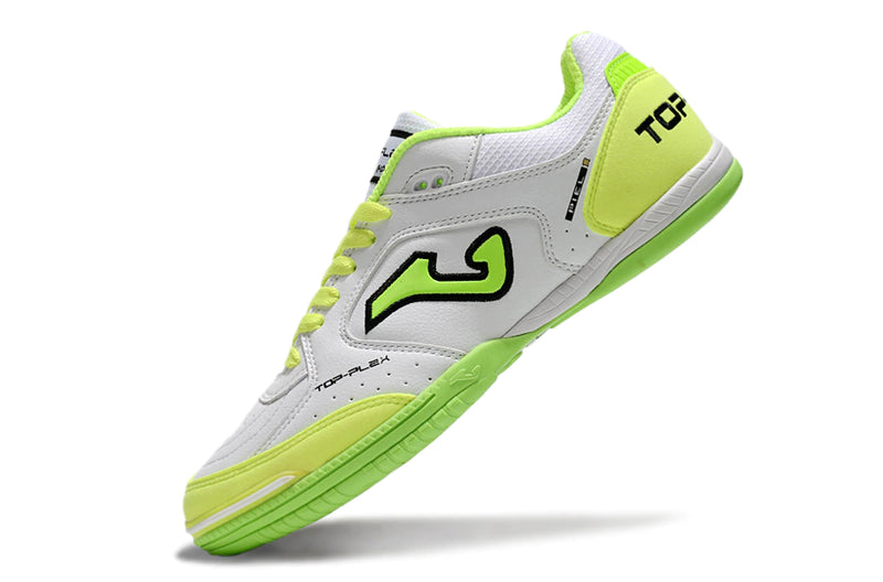 Chuteira de futsal Joma Top Flex Rebound na cor branca com detalhes em verde neon.