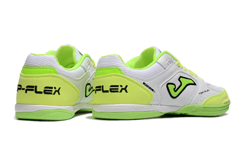 Chuteira de futsal Joma Top Flex Rebound na cor branca com detalhes em verde neon.