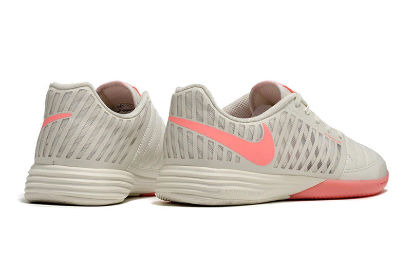 Chuteira Futsal Nike Lunar Gato II em tom claro com detalhes em rosa