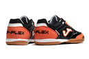 Chuteira de futsal Joma Top Flex Rebound, com cabedal preto e detalhes em laranja, vista lateral.