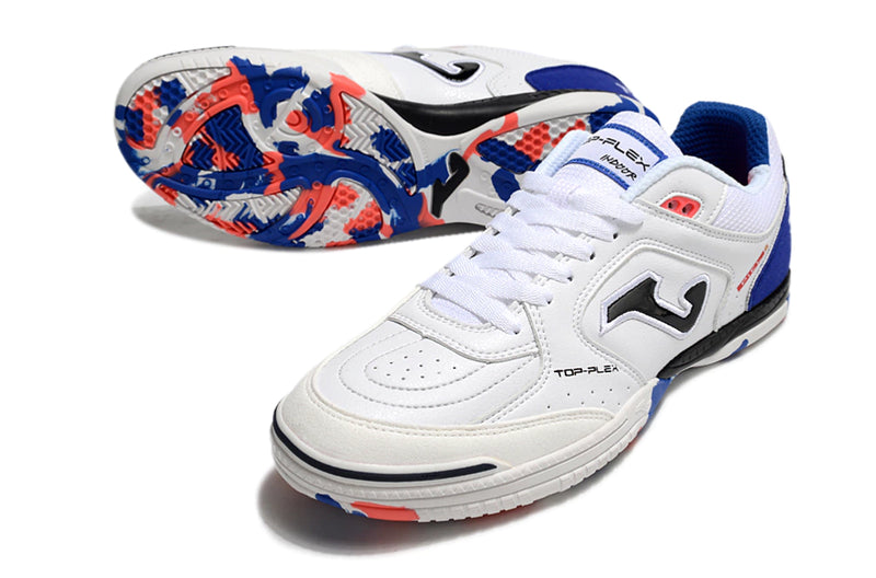 Chuteira de futsal Joma Top Flex Rebound na cor branca com detalhes em azul e preto