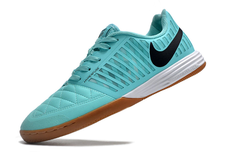 Chuteira de futsal Nike Lunar Gato II na cor azul claro, com detalhes em preto e sola de borracha marrom, ideal para jogos indoor.