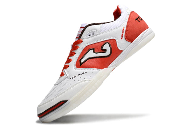 Chuteira de futsal Joma Top Flex Rebound na cor branca e vermelha, com detalhes em preto e logo da marca.