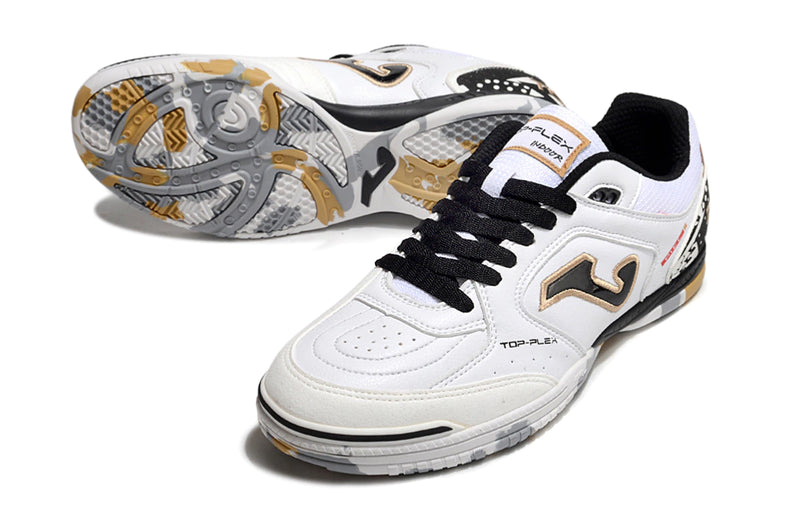 Chuteira de futsal Joma Top Flex Rebound na cor branca com detalhes em preto e dourado.