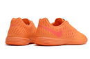 Chuteira futsal Nike Lunar Gato II na cor laranja, com detalhes em rosa e design leve.