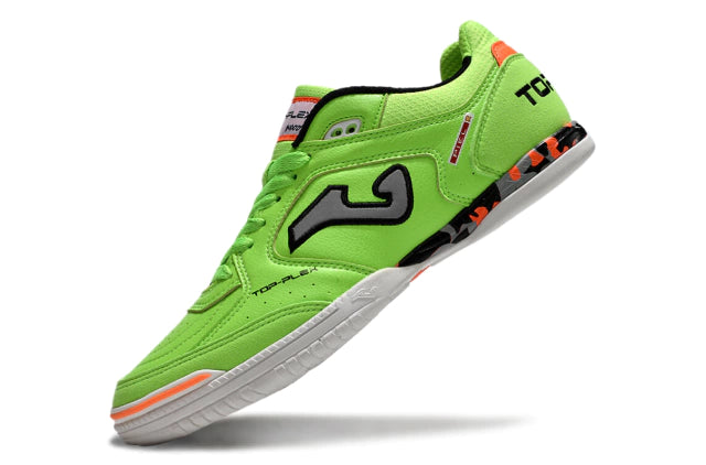 Chuteira de futsal Joma Top Flex Rebound na cor verde, com detalhes em preto e laranja.