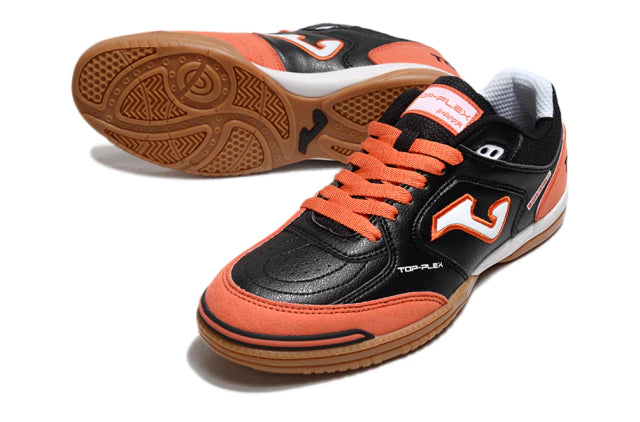 Chuteira de futsal Joma Top Flex Rebound, com cabedal preto e detalhes em laranja, vista lateral.