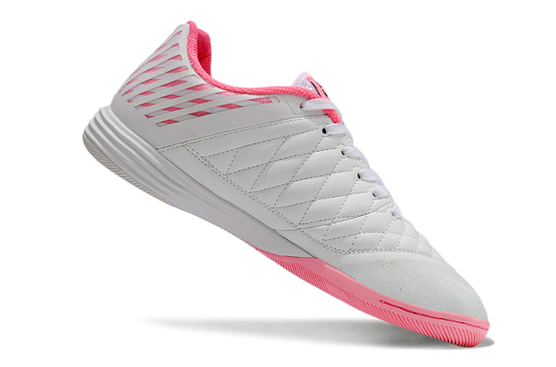 Chuteira de futsal Nike Lunar Gato II na cor branca com detalhes em rosa e logo preto.