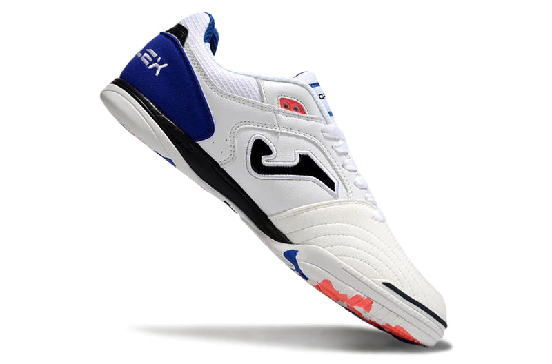 Chuteira de futsal Joma Top Flex Rebound na cor branca com detalhes em azul e preto