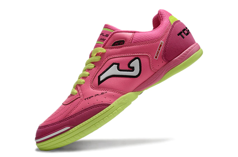 Chuteira de futsal Joma Top Flex Rebound na cor rosa com detalhes em verde.