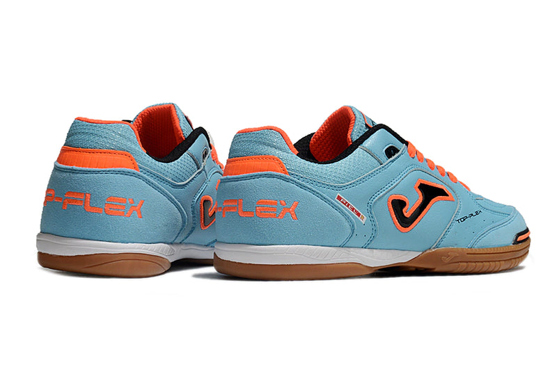 Chuteira de futsal Joma Top Flex Rebound na cor azul com detalhes em laranja e sola marrom.
