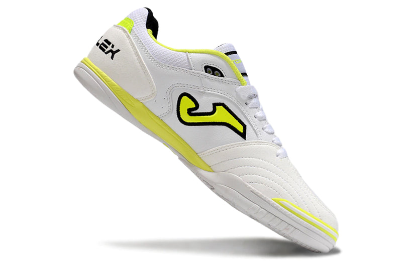 Chuteira de futsal Joma Top Flex Rebound na cor branca com detalhes em amarelo e preto.