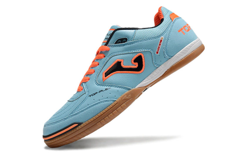 Chuteira de futsal Joma Top Flex Rebound na cor azul com detalhes em laranja e sola marrom.