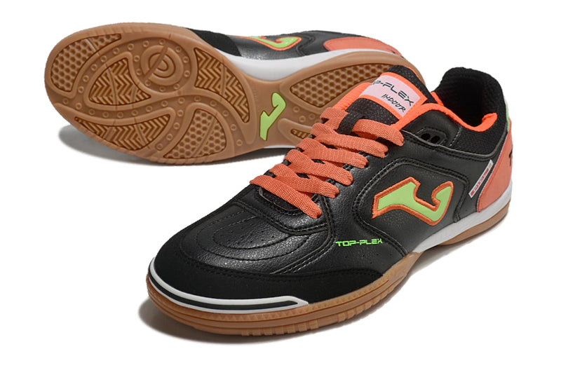 Chuteira de futsal Joma Top Flex Rebound na cor preta com detalhes em laranja e verde.