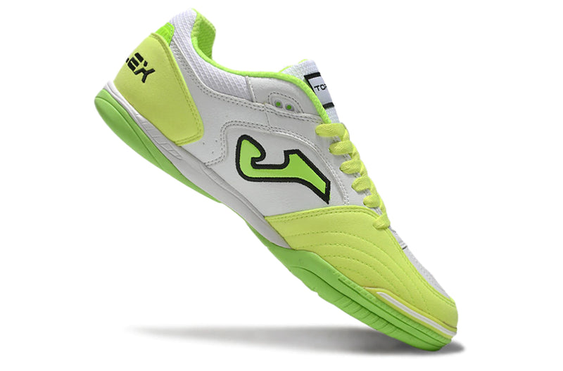Chuteira de futsal Joma Top Flex Rebound na cor branca com detalhes em verde neon.