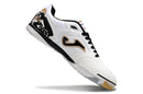 Chuteira de futsal Joma Top Flex Rebound na cor branca com detalhes em preto e dourado.