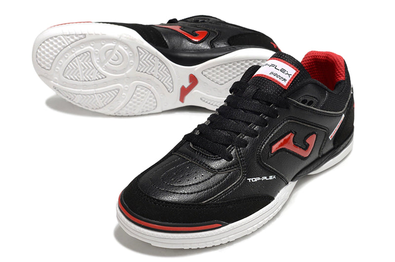 Chuteira de futsal Joma Top Flex Rebound na cor preta com detalhes em vermelho.
