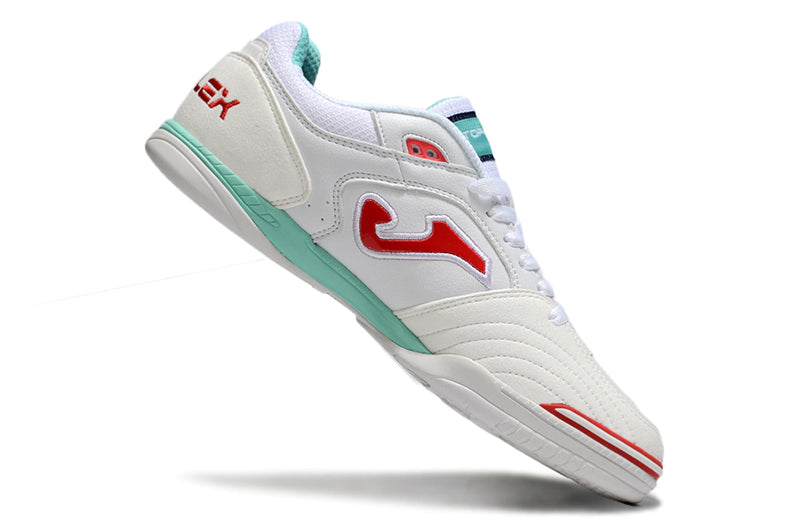 Chuteira de futsal Joma Top Flex Rebound na cor branca com detalhes em vermelho e verde.