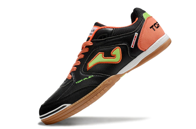 Chuteira de futsal Joma Top Flex Rebound na cor preta com detalhes em laranja e verde.