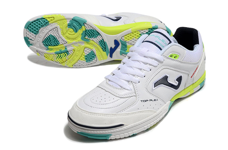 Chuteira de futsal Joma Top Flex Rebound na cor branca, com detalhes em verde e azul, vista lateral.