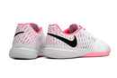 Chuteira de futsal Nike Lunar Gato II na cor branca com detalhes em rosa e logo preto.