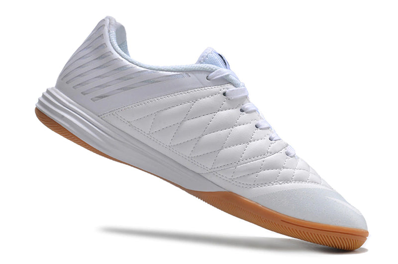 Chuteira Futsal Nike Lunar Gato II branca com solado marrom claro e logo preto
