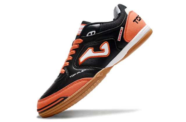 Chuteira de futsal Joma Top Flex Rebound, com cabedal preto e detalhes em laranja, vista lateral.