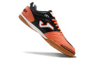 Chuteira de futsal Joma Top Flex Rebound, com cabedal preto e detalhes em laranja, vista lateral.