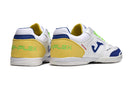 Chuteira de futsal Joma Top Flex Rebound na cor branca com detalhes em azul e amarelo.