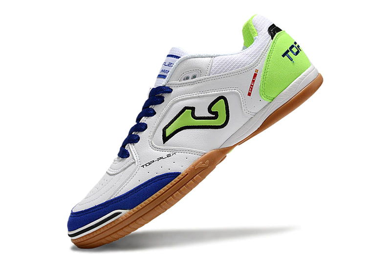 Chuteira de futsal Joma Top Flex Rebound, com design em branco, azul e verde, ideal para desempenho em quadras.