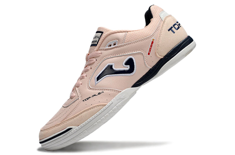 Chuteira de futsal Joma Top Flex Rebound na cor rosa, com detalhes em preto e branco, vista lateral.