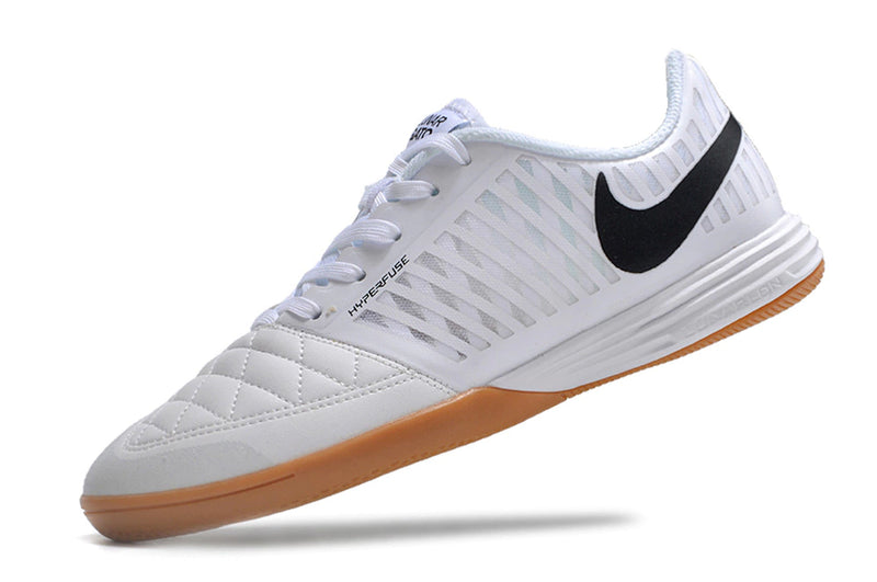 Chuteira Futsal Nike Lunar Gato II branca com solado marrom claro e logo preto