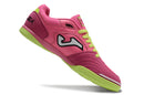 Chuteira de futsal Joma Top Flex Rebound na cor rosa com detalhes em verde.