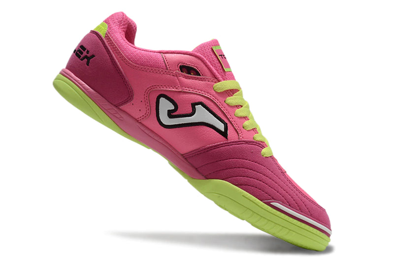Chuteira de futsal Joma Top Flex Rebound na cor rosa com detalhes em verde.