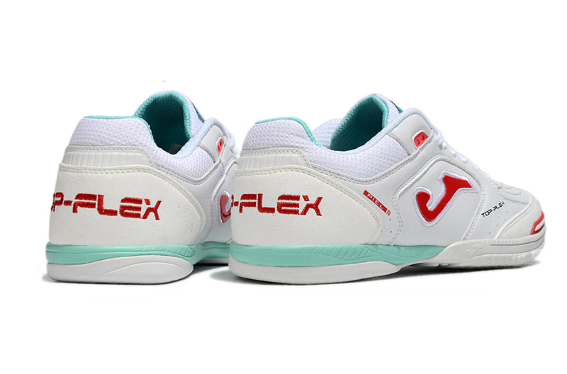 Chuteira de futsal Joma Top Flex Rebound na cor branca com detalhes em vermelho e verde.