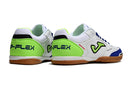 Chuteira de futsal Joma Top Flex Rebound, com design em branco, azul e verde, ideal para desempenho em quadras.