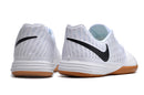 Chuteira Futsal Nike Lunar Gato II branca com solado marrom claro e logo preto