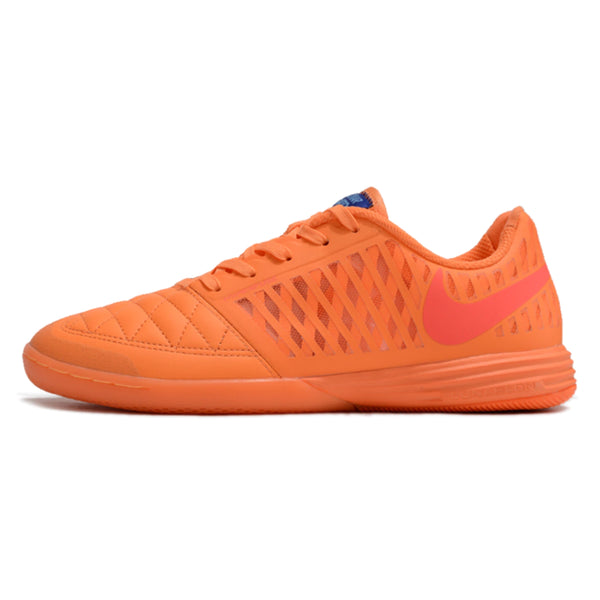 Chuteira futsal Nike Lunar Gato II na cor laranja, com detalhes em rosa e design leve.