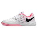 Chuteira de futsal Nike Lunar Gato II na cor branca com detalhes em rosa e logo preto.