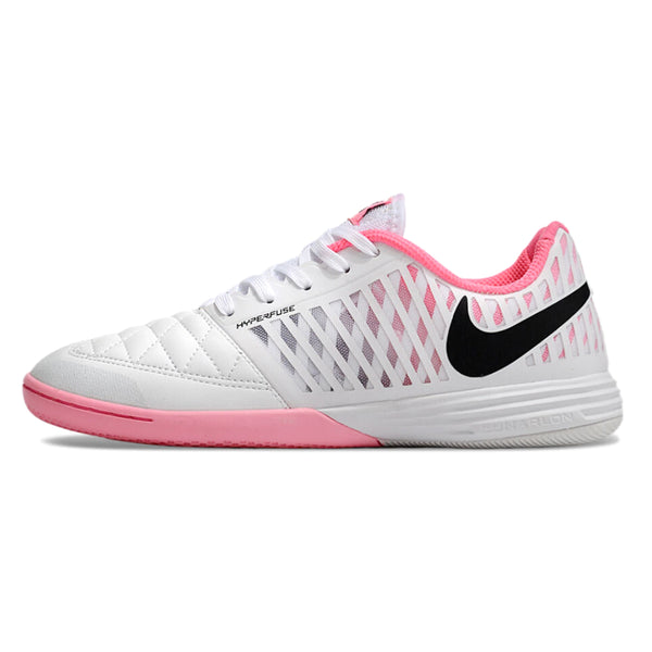 Chuteira de futsal Nike Lunar Gato II na cor branca com detalhes em rosa e logo preto.
