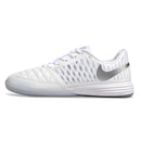 Chuteira futsal Nike Lunar Gato II na cor branca, com detalhes em cinza e design aerodinâmico.