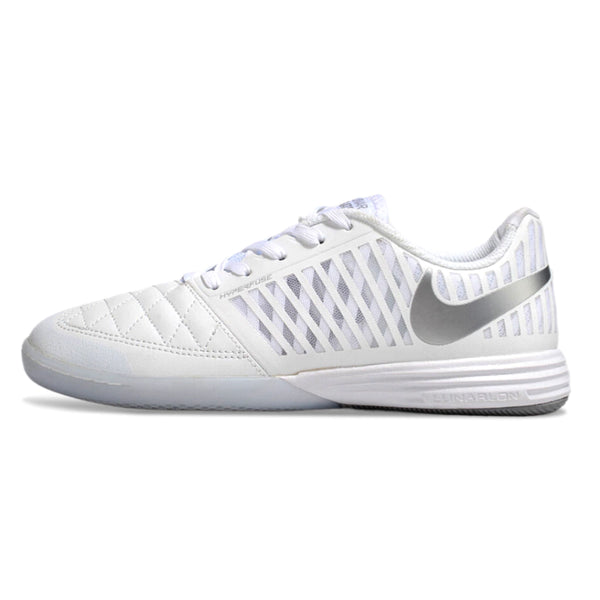 Chuteira futsal Nike Lunar Gato II na cor branca, com detalhes em cinza e design aerodinâmico.