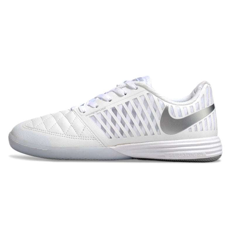 Chuteira futsal Nike Lunar Gato II na cor branca, com detalhes em cinza e design aerodinâmico.