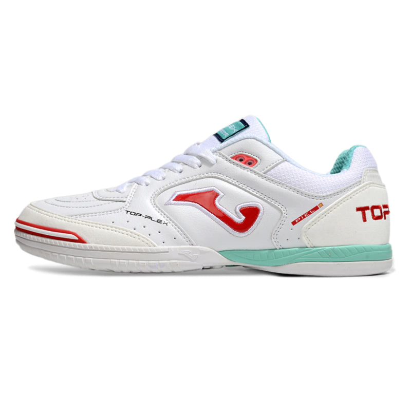 Chuteira de futsal Joma Top Flex Rebound na cor branca com detalhes em vermelho e verde.