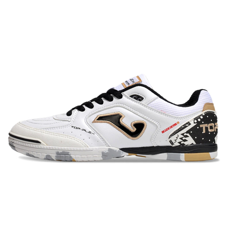Chuteira de futsal Joma Top Flex Rebound na cor branca com detalhes em preto e dourado.
