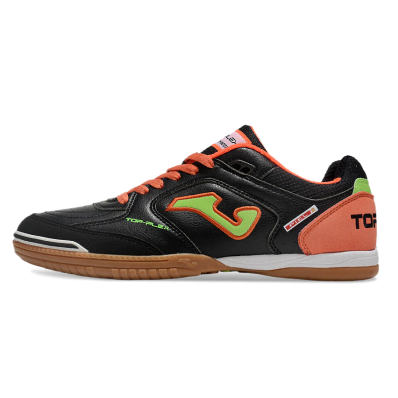 Chuteira de futsal Joma Top Flex Rebound na cor preta com detalhes em laranja e verde.