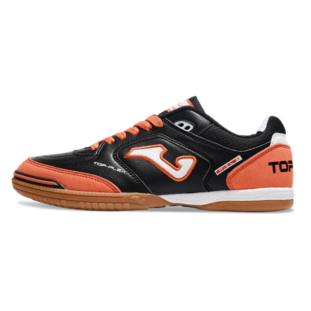 Chuteira de futsal Joma Top Flex Rebound, com cabedal preto e detalhes em laranja, vista lateral.